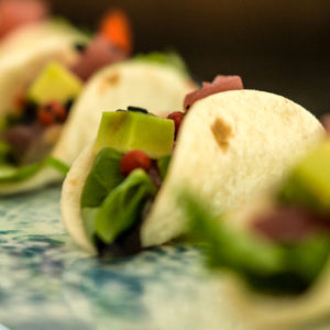 Tacos con avocado e tonno rosso